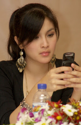 Sandra Dewi using her Cellphone