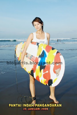 Farah Quinn surfing on the beach pictures