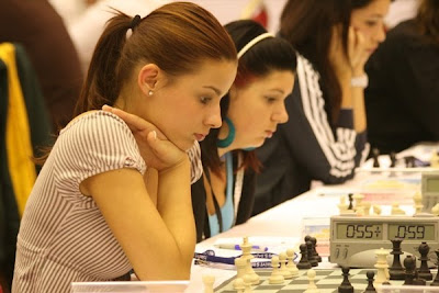 Concentration totale autour du jeu d'échecs ! © Site officiel 