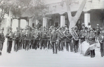 Banda militar dando serenata en La Despedida en calles 10a y Paseo Bolívar.