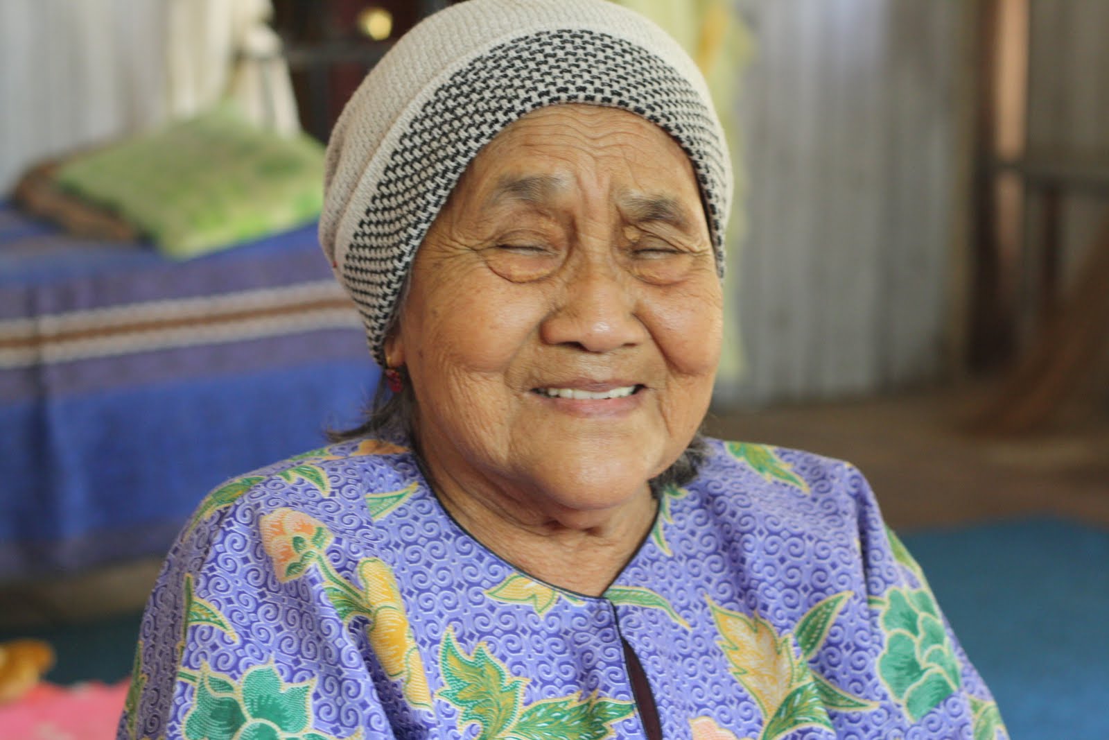 Nenek. Nenek. Индонезийская бабушка. Nenek. Nenek.