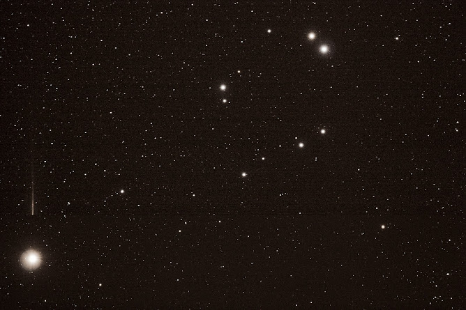 Las Híades en Tauro con la estrella Aldebarán abajo a la izquierda.
