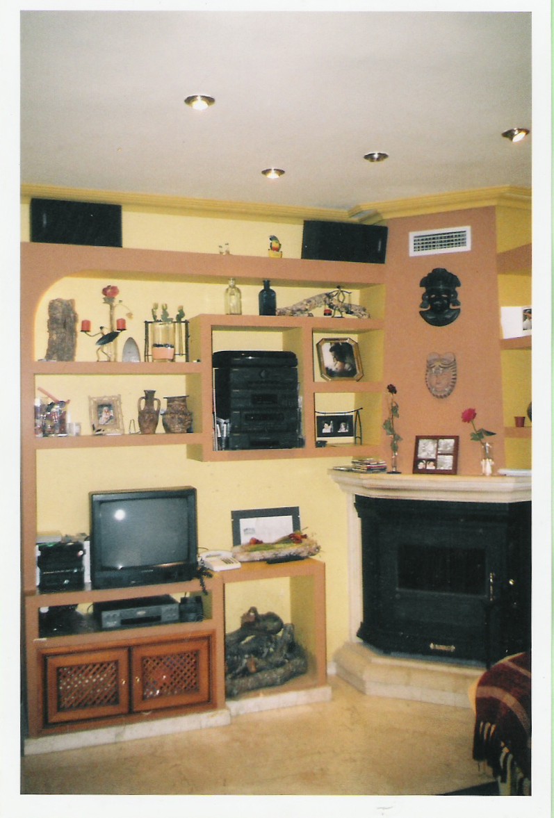 PLADUR EN GRANADA: MUEBLE DE SALON CON CHIMENEA