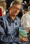 YM Dubes Belanda untuk Indonesia, Dr Nikolaos van Dam, dengan buku 'Surat untuk Raja'. (foto © Pena Wormer)