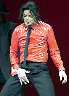 Michael Jackson se touche