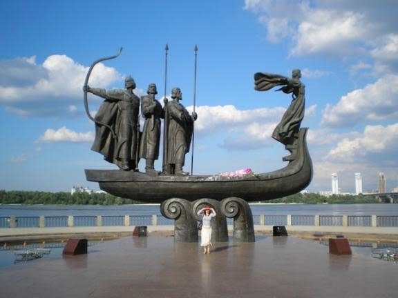 [Kyiv_fundadores[1].JPG]