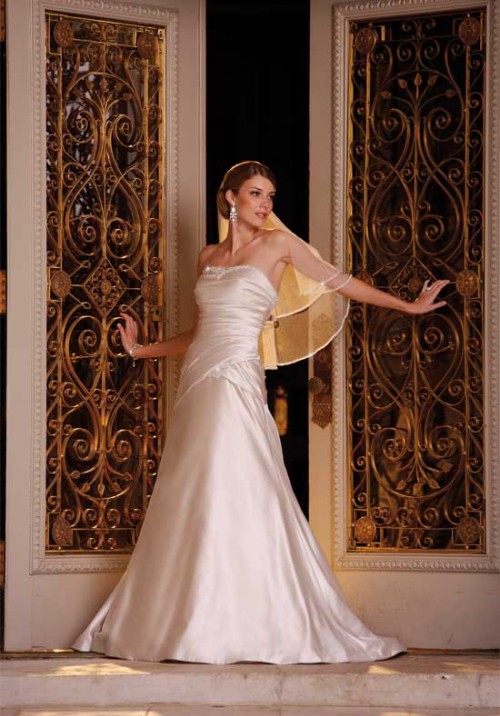 Beautiful wedding Dress by Essense of Australia
