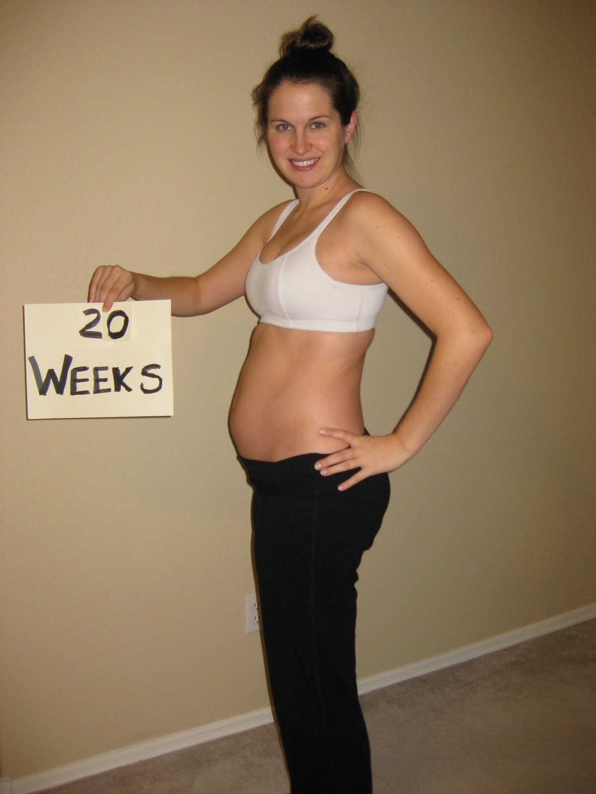 Забеременела в 20. Живот на 20 неделе беременности. Животик на 20 неделе беременности. Беременный живот 20 недель. Живот на 19 неделе.