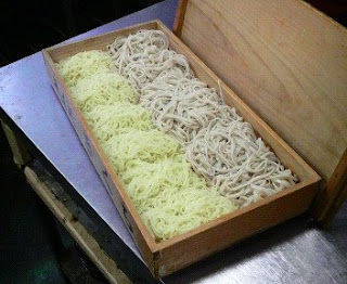 板そばミックスは、そばとそば、そばと麦きり、そばとつけ麺の合い盛りです。この写真は、そばとつけ麺の合い盛りです。