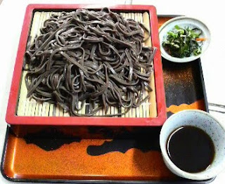 田舎そばは、そばの味が濃いそばです。