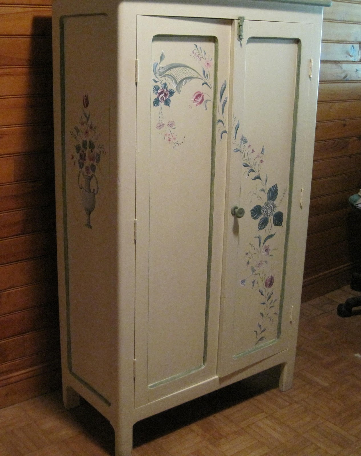 L'univers de Miss Hyline Une petite armoire relookée