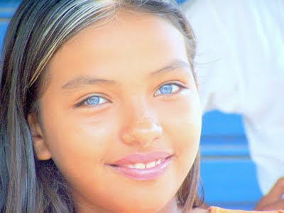 Resultado de imagem para menina olhos azuis