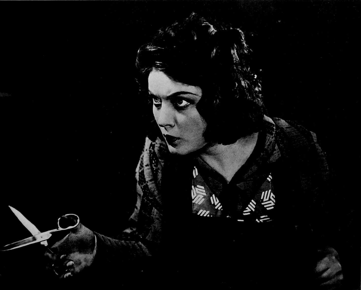 [girl+hatbox+scissors+002.jpg]