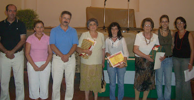 Autoridades y miembros del jurado con las tres vencedoras de la Primera Merienda Meriendo Popular de Constantina
