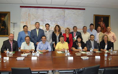 Mario Martínez (en el centro de la foto) tras la firma con la delegada y el resto de alcaldes