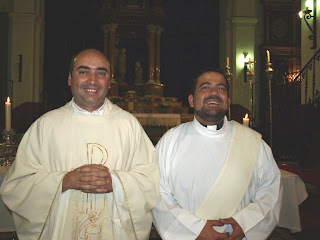 A la izq. el nuevo párroco a la derecha el diácono