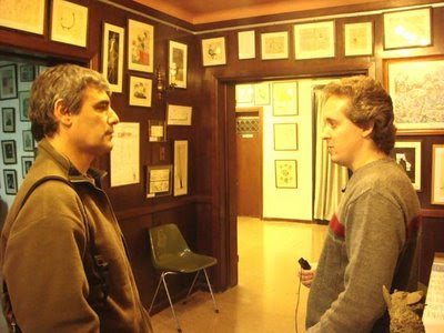 Omar Dominichi de Banda Viajera junto a César Da Col grabando los audios en el Museo de la Caricatura Severo Vaccaro