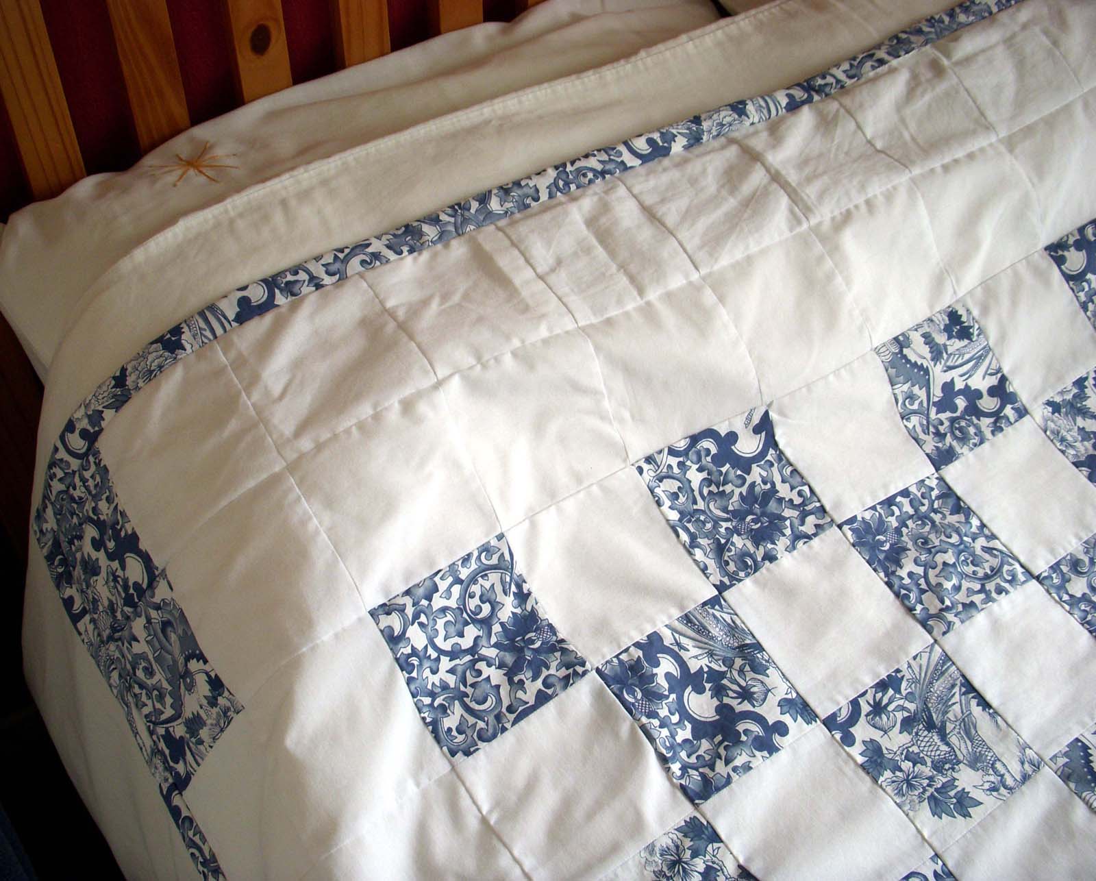 Hart's corner: Blue and white quilt finished