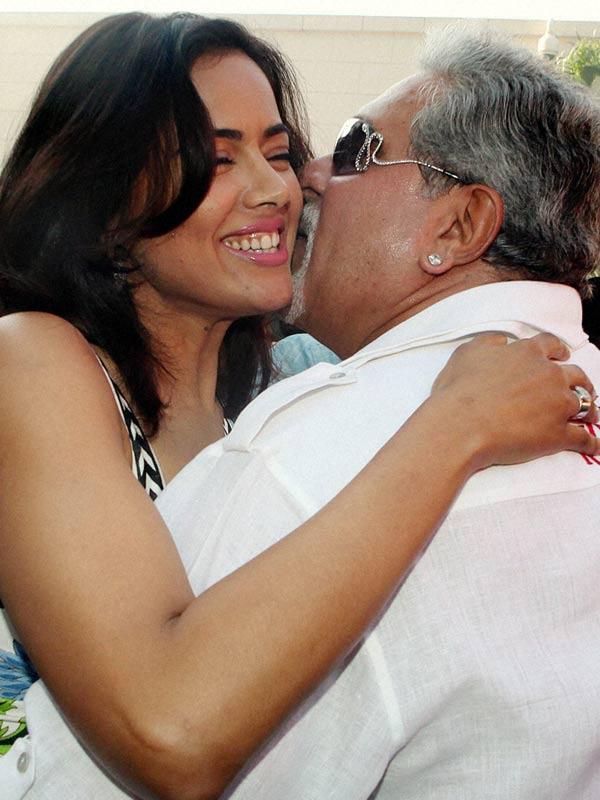 hotbollywoodactress: vijay malya kiss to sameera reddy photos