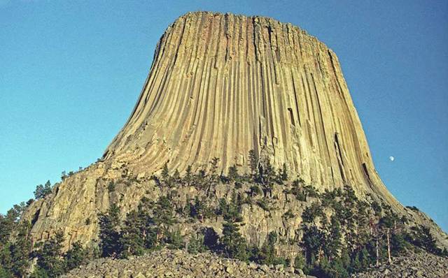 HYDERABAD sindh: Pictures of the Gigantic Devils Tower Mountain