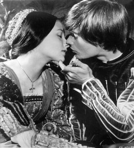 [Romeo+and+Juliet+kiss.jpg]