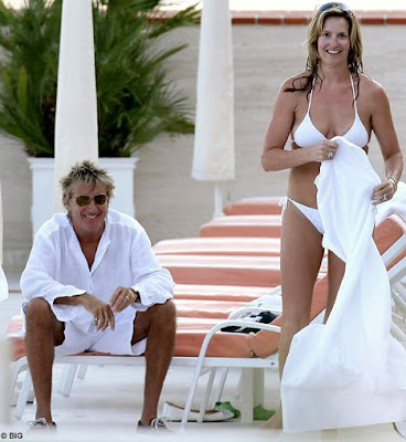 Penny Lancaster shows off her svelte bikini body