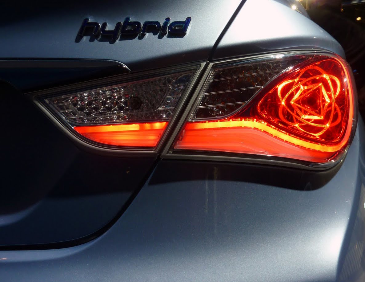 Just A Car Guy: new idea in brake lights on the Hyundai Sonata