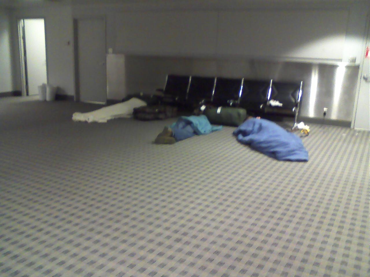 [Sleeping+Marines+at+San+Diego+Airport.jpg]