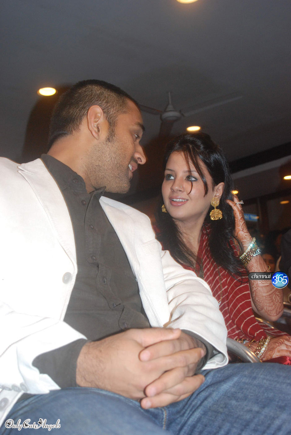 Celebrity Dhoni With His Wife Sakshi ~ Only Cute Angels