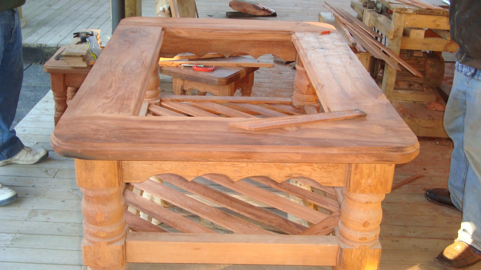 ARTESANOS DE ALERCE HISTORICO: LA MUEBLERIA DE ALERCE ES EXCLUSIVA Y