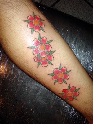 Fotos de tattoo flor para dedo,  blackwork