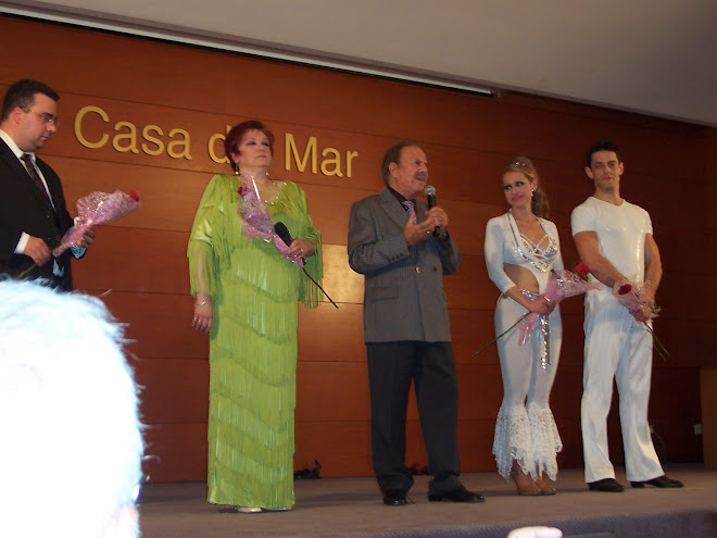 Ricardo Ardevol junto al elenco de Mi recuerdo a Raquel Meller. Barcelona 2008