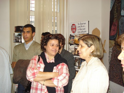 A droite, Fatiha Nesrine, auteure de l'hommage à Najia Abeer, en compagnie de Nacira Belloula, à gauche
