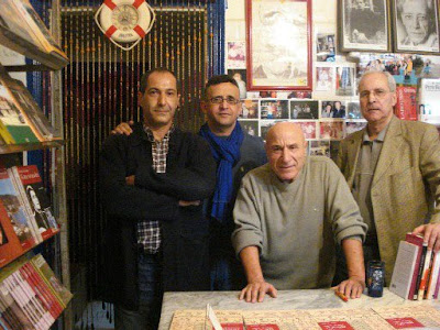 A la librairie Mille-Feuilles , Mébarek Mouzaoui, un des principaux artisans de la rencontre, à gauche de Rachid Boudjedra, Sidi-Ali, le libraire, en compagnie de Lounès Ramdani, à droite