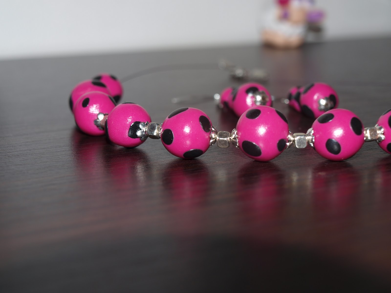 Les créations Fimo d'Alexandra: Parure perles rose à pois noirs
