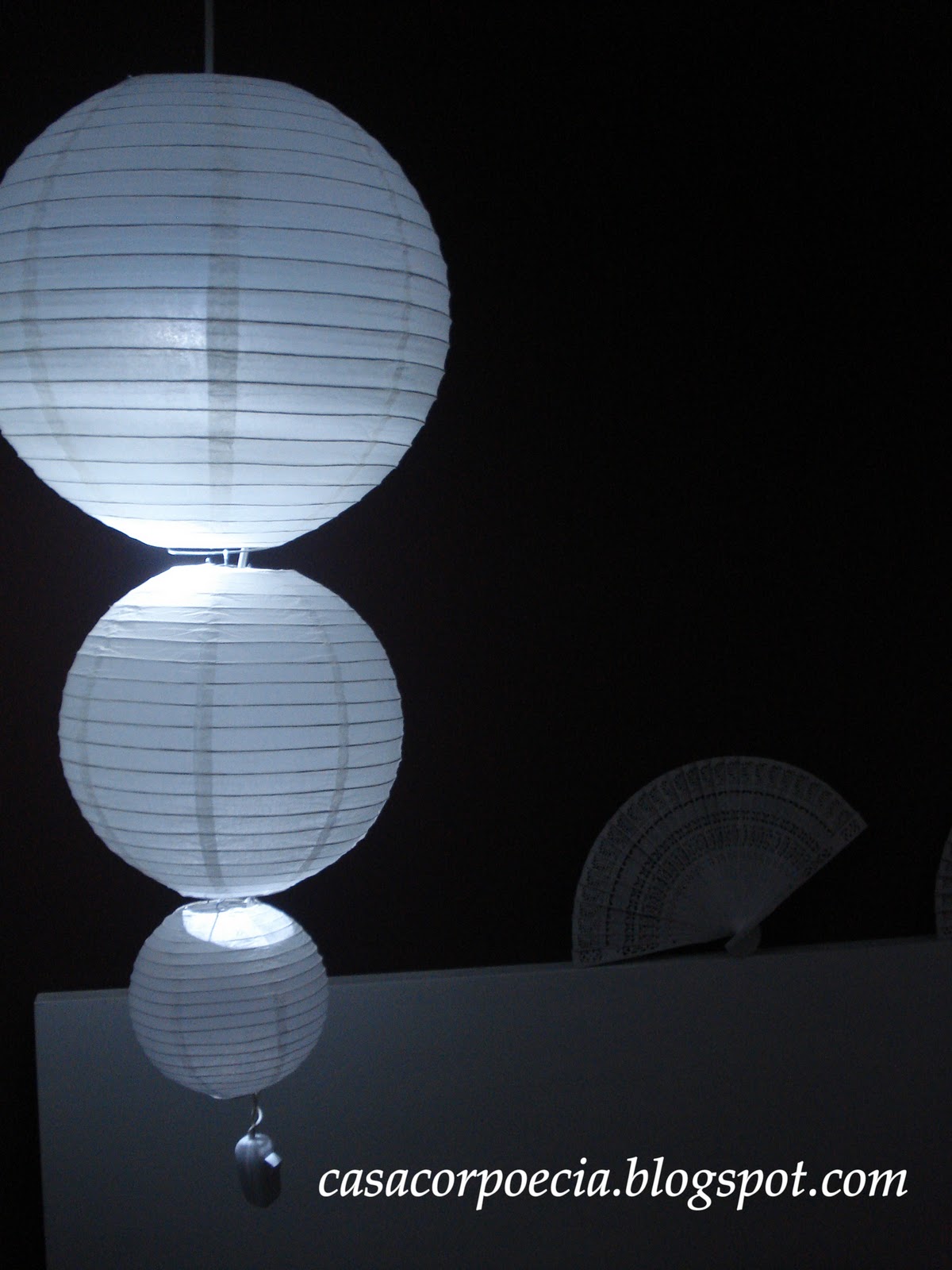 Meu quarto tem lindas luminárias! São japonesas... Casa Corpo e Cia.