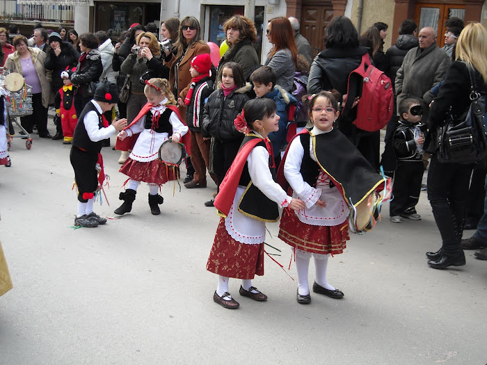 Festa del Mandorlo in fiore ... bimbe che sfilano con le scuole .. per le vie del paese..