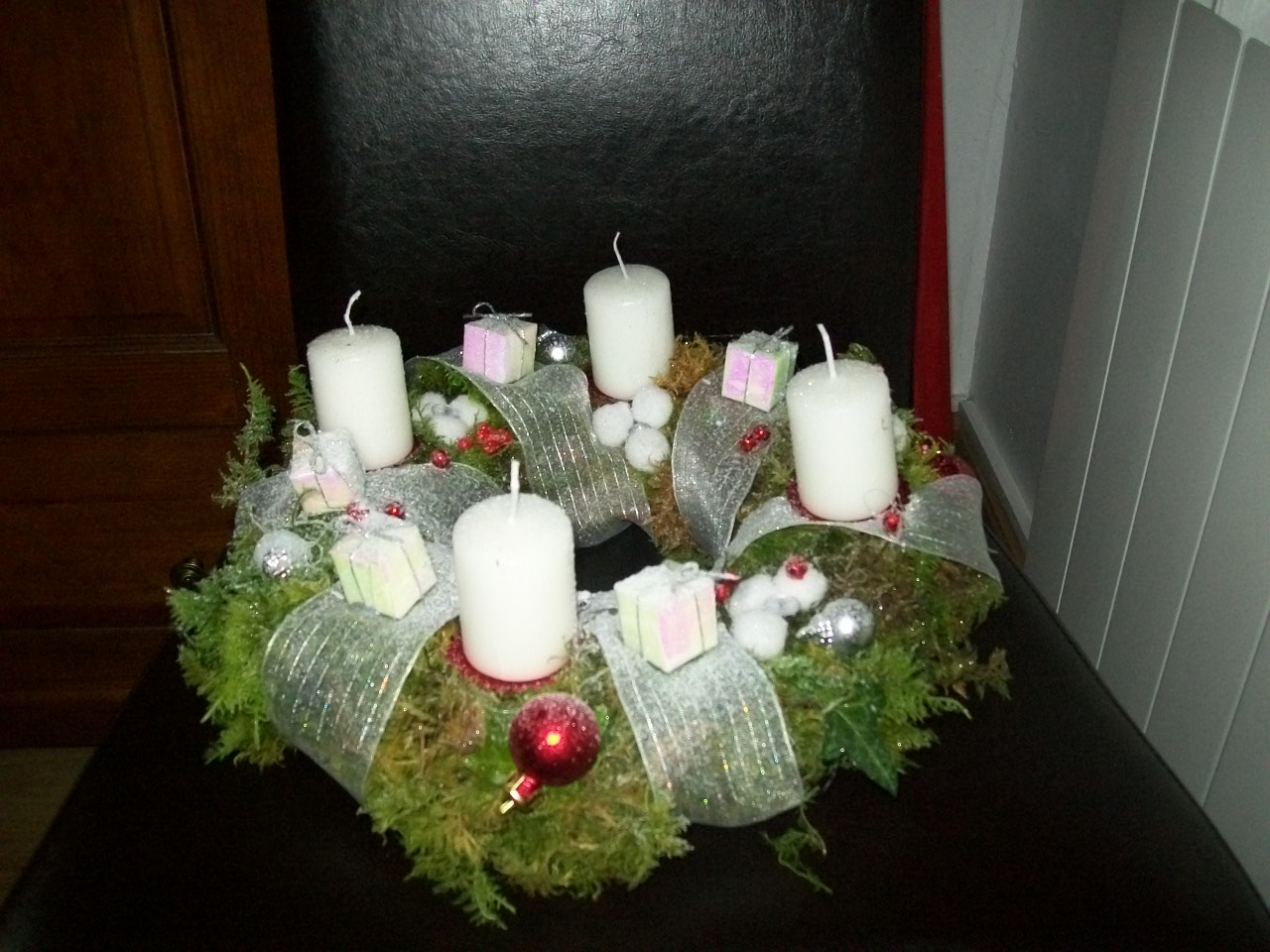 Kit Avent Couronne Avec Pommes De Pin Piques Dorés Et 4 Bougies Rouges | Vente En Ligne Sur