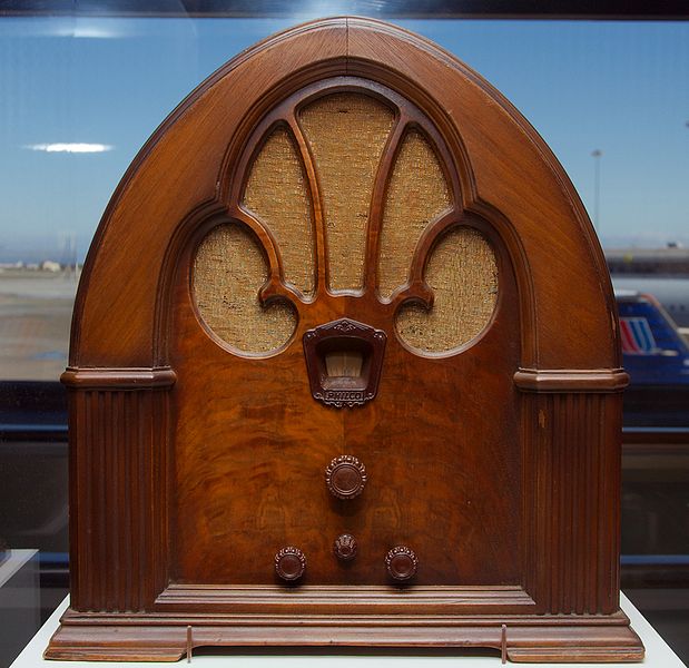 Cape Dx Gary Deacon 1932 Vintage Revere Junior Cathedral Radio