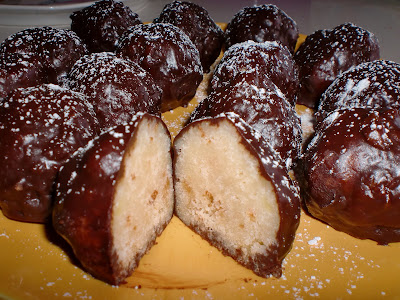  Bolitas de Bizcocho cubiertas de Chocolate. 