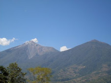 Volcanes de Fuego y Acatenango vistos desde Alotenango