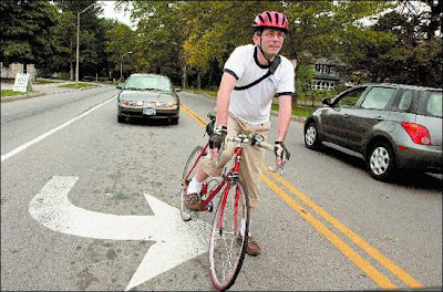 Image of a left-turning cyclist