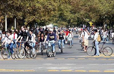 Image of bicycling students at the University of California, Davis
