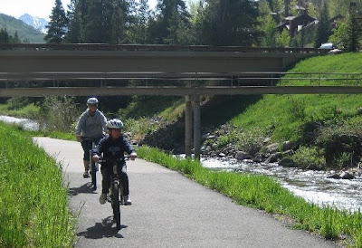 Image of bicyclists in Vail, Colorado