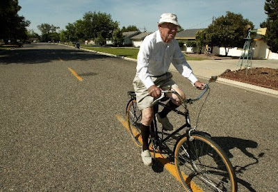 Image of 92-year-old bicyclist Fred Mathes