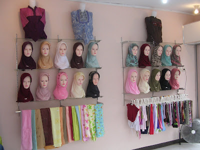 Model Desain Toko Jilbab  Toko minimalis ini terletak di sebelah kanan