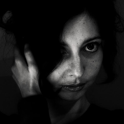 visage d'une jolie fille dans l'ombre, pretty girl face in the dark, photo © dominique houcmant