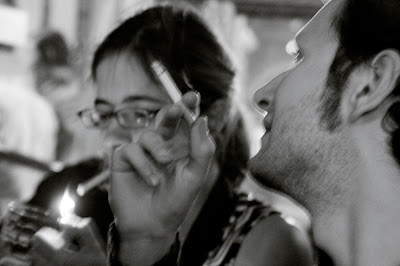 une homme et une femme, et cigarettes, photo © dominique houcmant