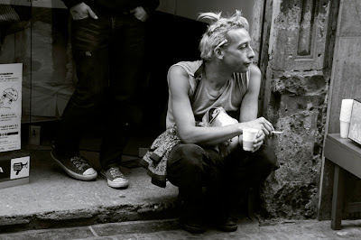 un homme assis par terre, une cigarette derrière l'oreille, photo © dominique houcmant
