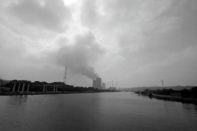 Tihange, la Meuse (le barrage-écluse) et la Centrale nucléaire, photo © dominique houcmant
